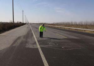 濱海新區(qū)民警深入查找在道路渠化、交通設(shè)施、交通標(biāo)志等方面是否存在隱患？