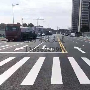 什么原因公路上的道路劃線一般都帶有反光膜？