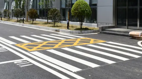 優(yōu)質(zhì)企業(yè)廠區(qū)道路劃線，高效安全的必備選擇！